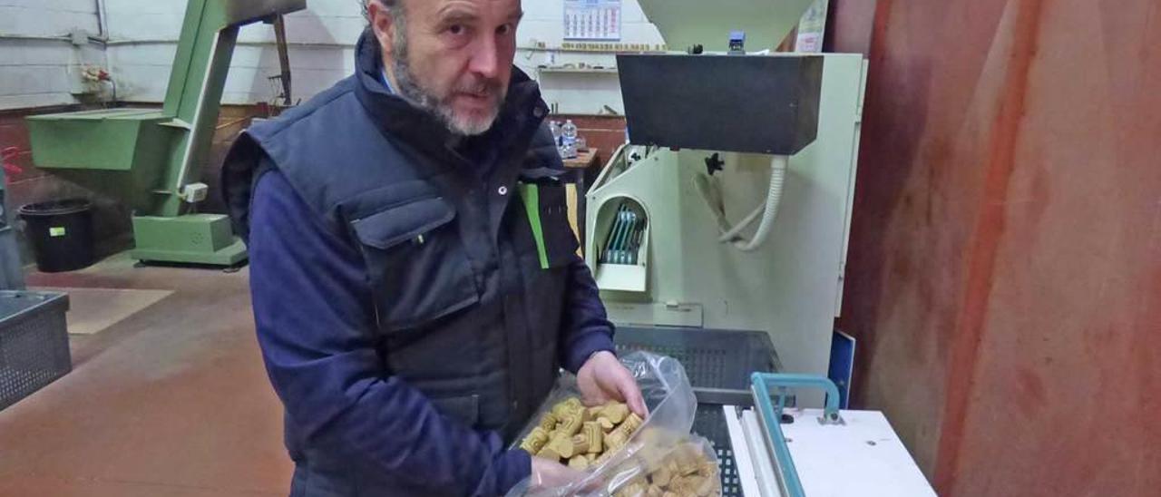 Jaime García Roza envasa unos corchos para sidra.