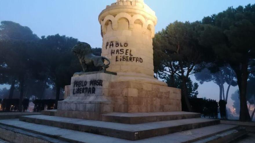 El vandalismo se ceba con el monumento del Batallador