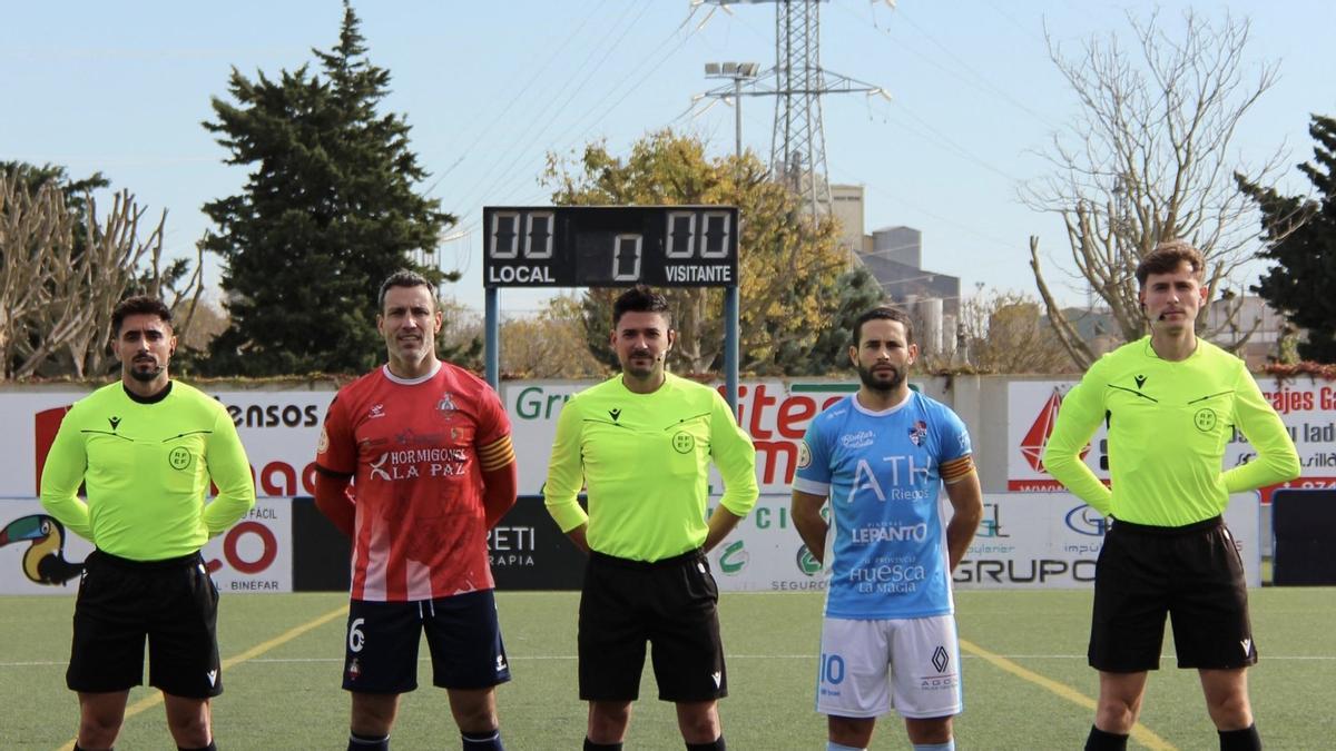 Los capitanes del Calamocha y del Binéfar junto al trío arbitral antes del comienzo del encuentro.