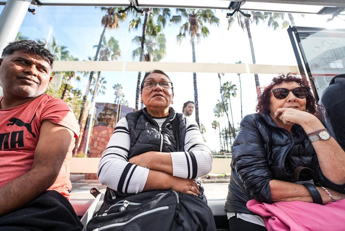 Matilde, una de las usuarias del autobús interurbano afectadas por las cancelaciones de este lunes