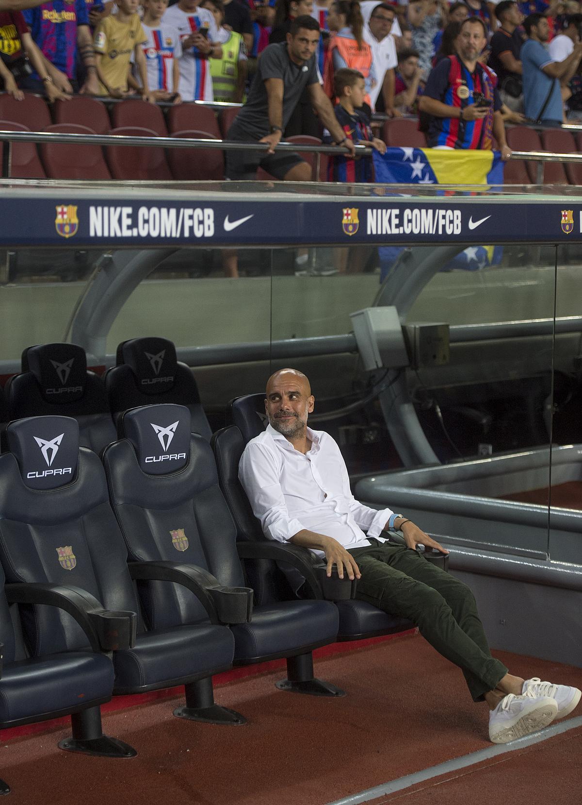 Guardiola en el banquillo del Camp Nou antes del partido en favor de la lucha contra la ELA entre el FC Barcelona y el Manchester City.  