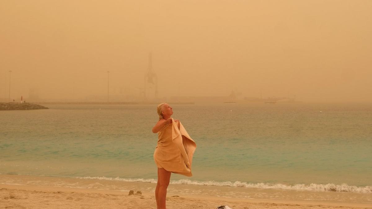 Una mujer, en la playa de Fuerteventura durante el episodio de calima de finales de febrero.