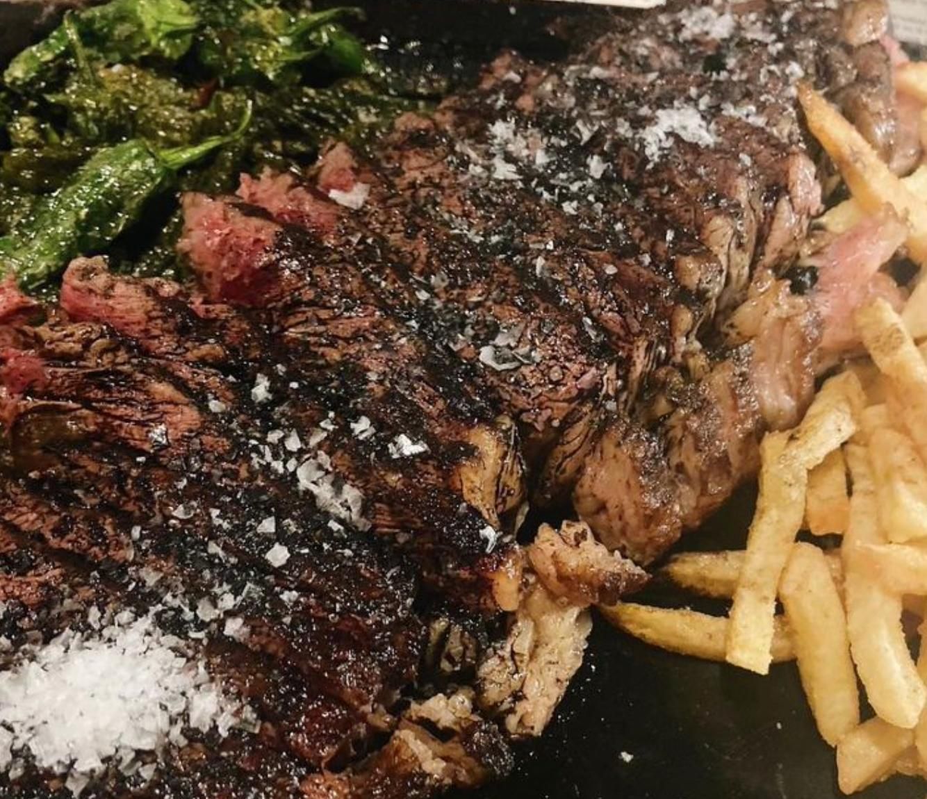 Chuleta de vaca (45 días de maduración) fileteada con patatas fritas y pimientos de Padrón