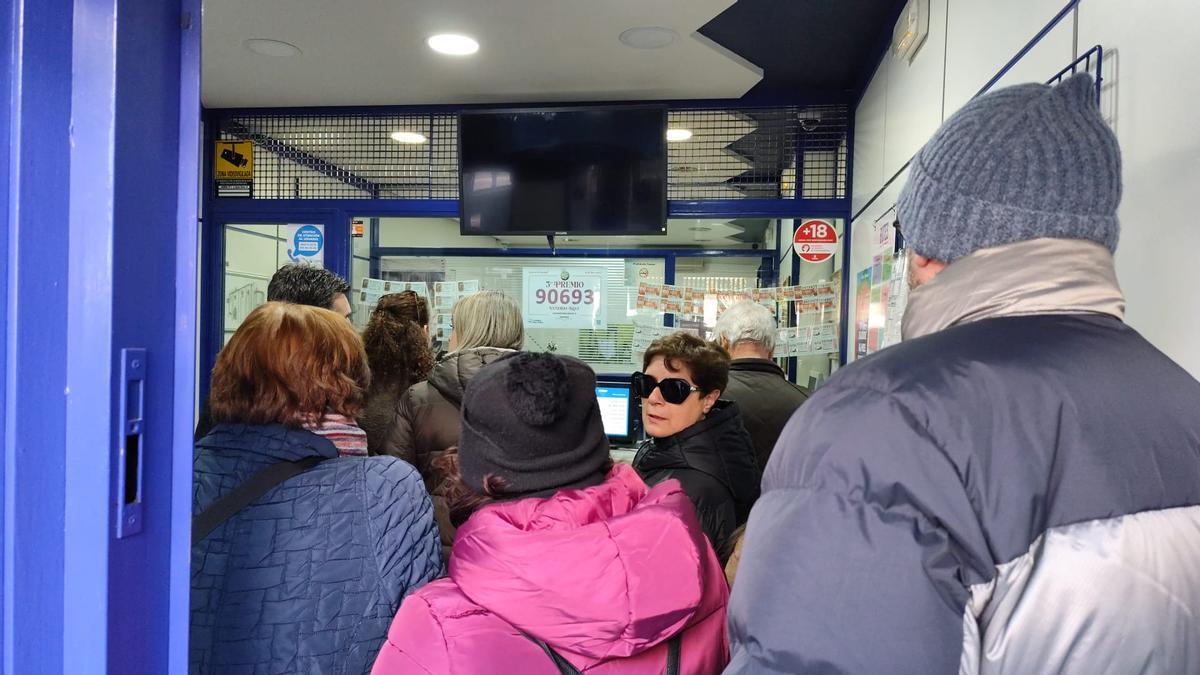 Colas en una administración de loterías de Zamora.