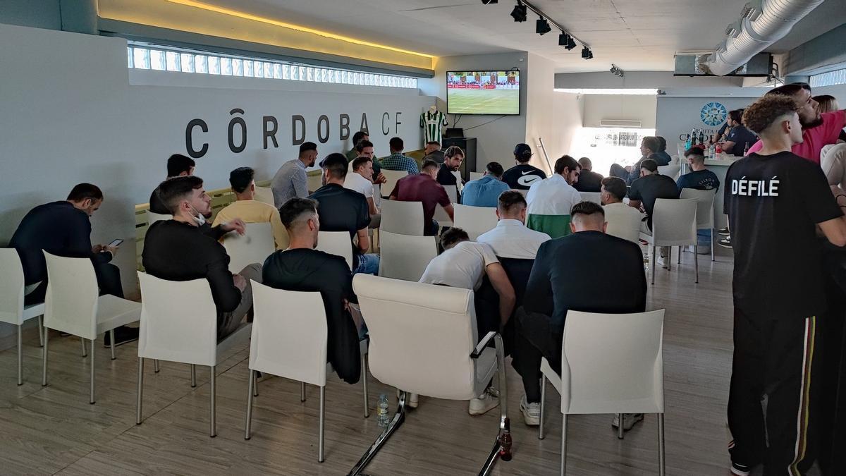 vLos jugadores y técnicos del Córdoba CF viendo el partido en El Arcángel.