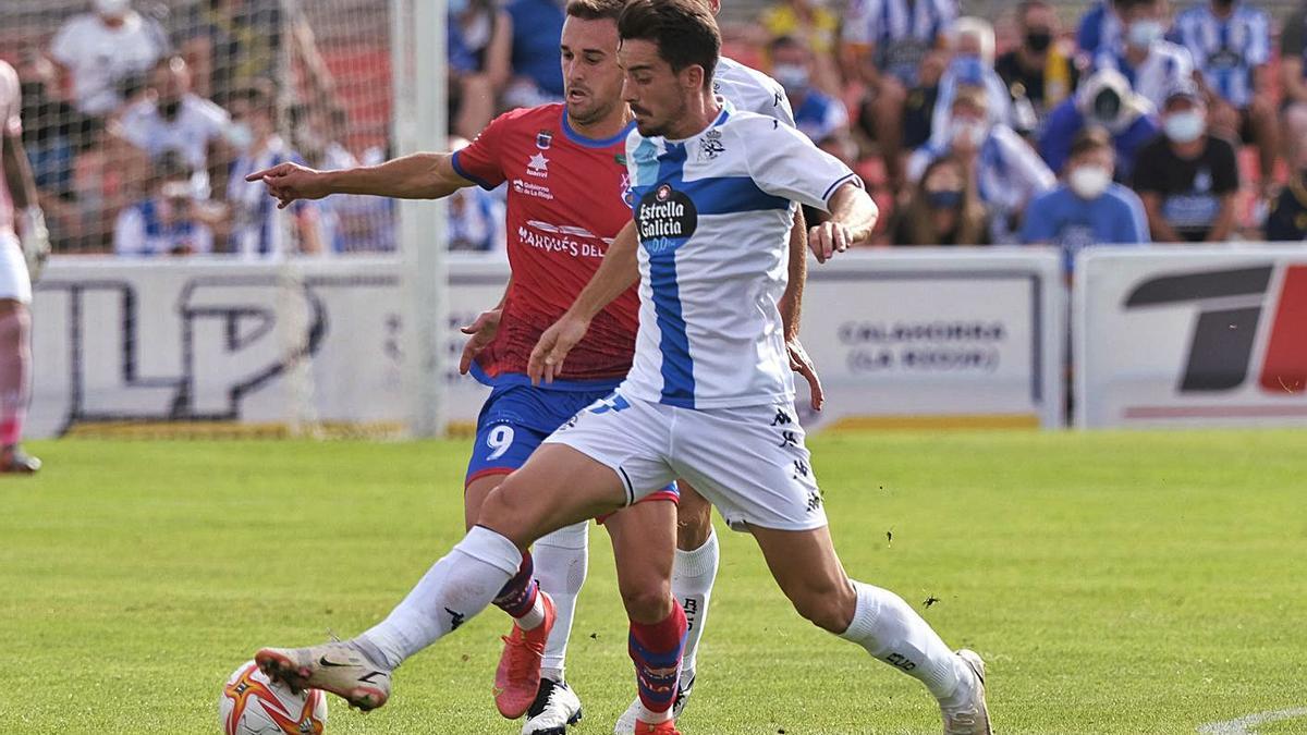 Rafa de Vicente le disputa una pelota a Yurrebaso con Álex Bergantiños a sus espaldas. |  // LOF