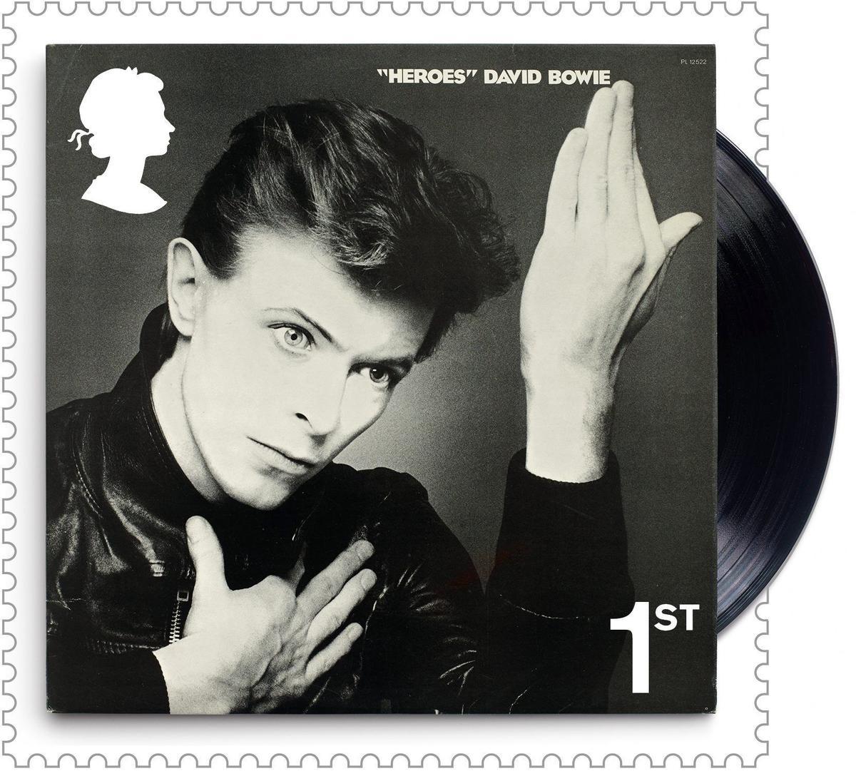 Fotografía cedida el 26 de enero de 2017, por el servicio de Correos británico (Royal Mail), que muestra uno de los 10 sellos conmemorativos del cantante británico David Bowie. De acuerdo con el Royal Mail: "Esta es la primera vez que el Royal Mail dedica una edición entera de sellos a un artista o figura individual de la música.".