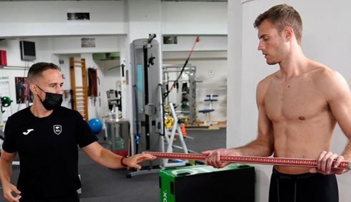 Tim Abromaitis con parte del cuerpo técnico en las pruebas médicas