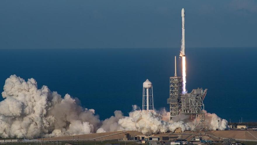 Vista del lanzamiento del cohete Falcon 9 en el Centro Espacial Kennedy en Cabo Cañaveral, Florida