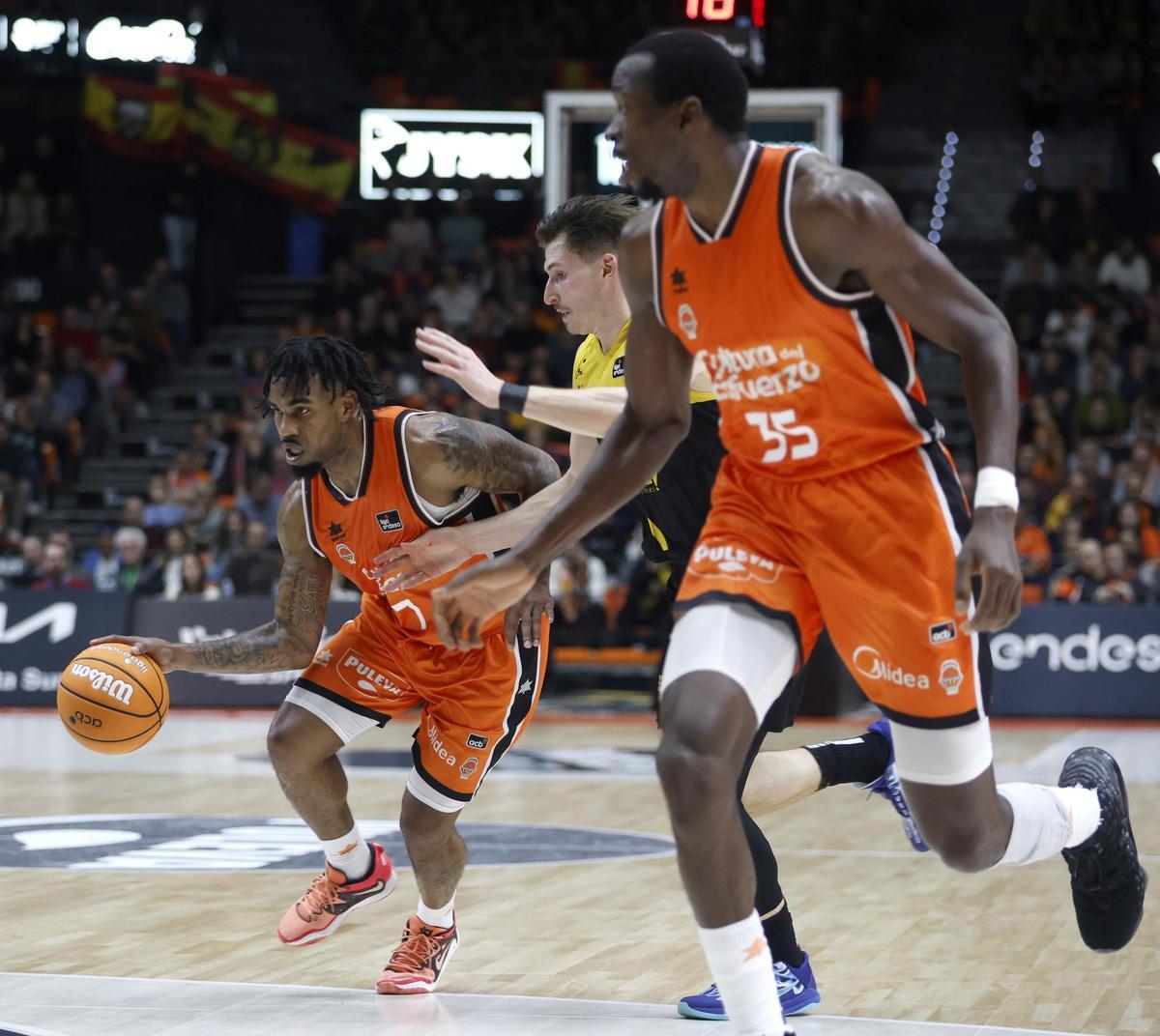 Brimah, a la derecha, junto a Jones y Kramer.