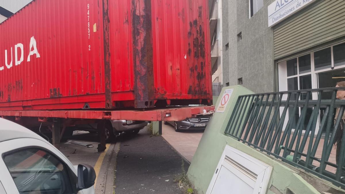 El contenedor tras chocar contra el muro