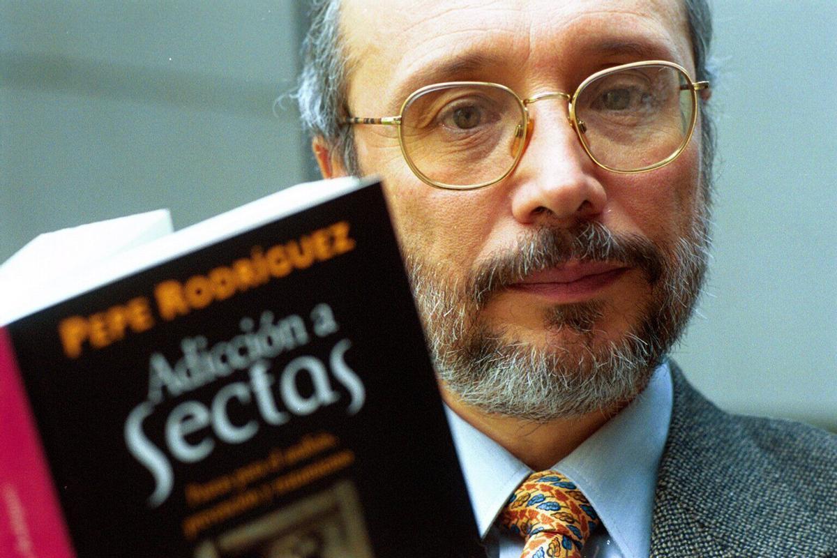 Pepe Rodríguez, con su libro 'Adicción a las sectas', en el año 2000.