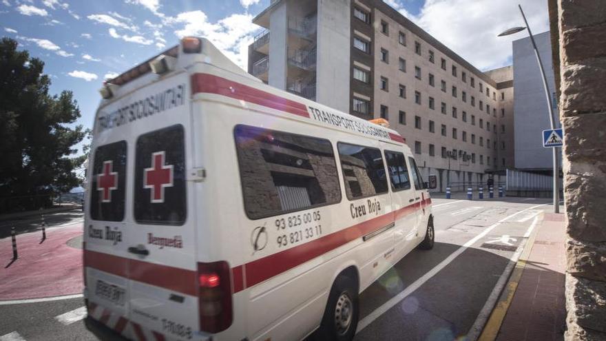 Una ambulància arriba a l&#039;Hospital de Berga