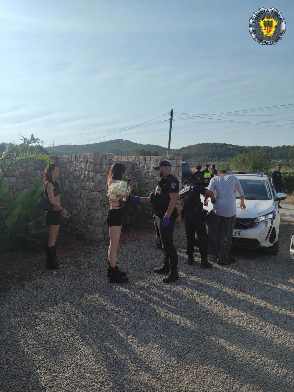 Operativo en las puertas de la casa rural donde se realizó la fiesta ilegal