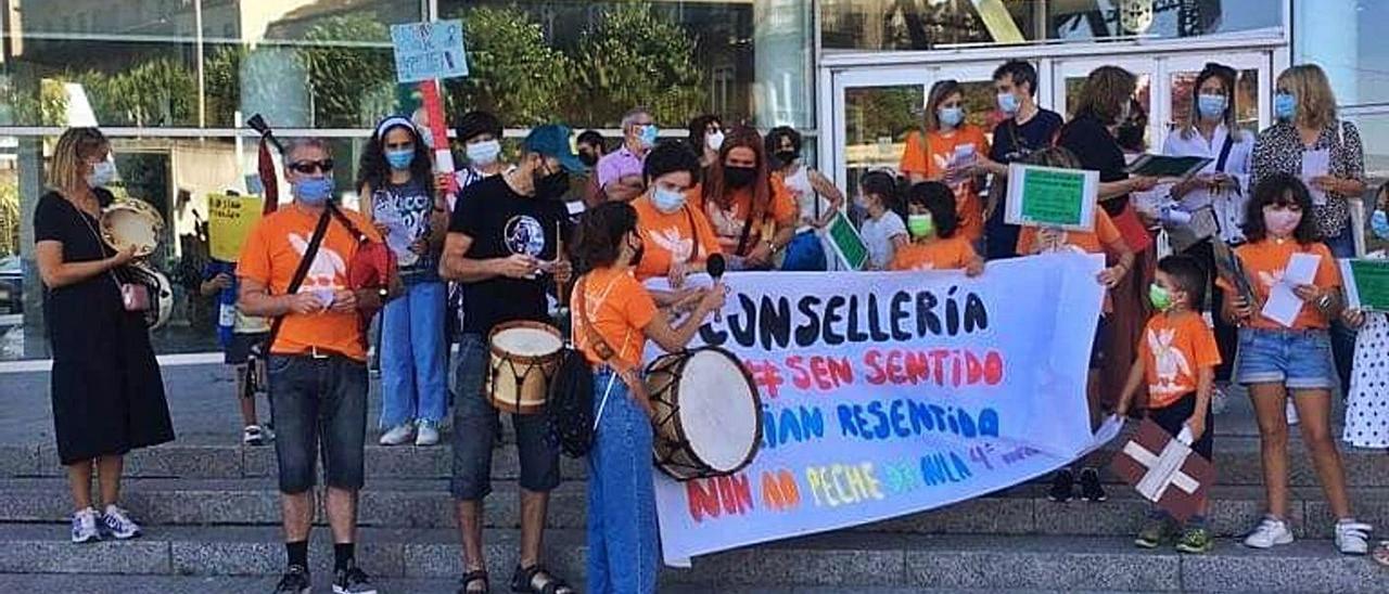 Movilización, ayer ante la Delegación de la Xunta en Vigo. |   // FDV