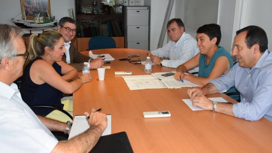 La patrona mayor de Caleta de Vélez, a la izquierda, durante la reunión con la gerente de la APPA,