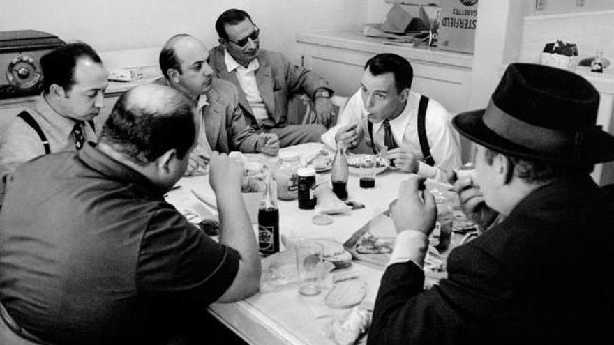 Frank Sinatra, almorzando durante el rodaje de &quot;Ellos y ellas&quot;, en una imagen tomada por Phil Stern en Los Ángeles en 1955.