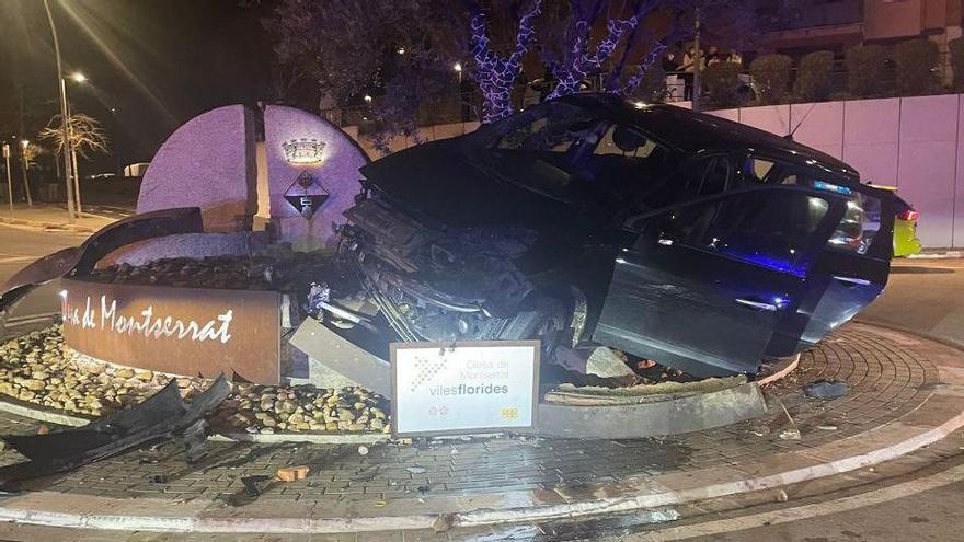 El cotxe dels detinguts després de xocar contra la rotonda