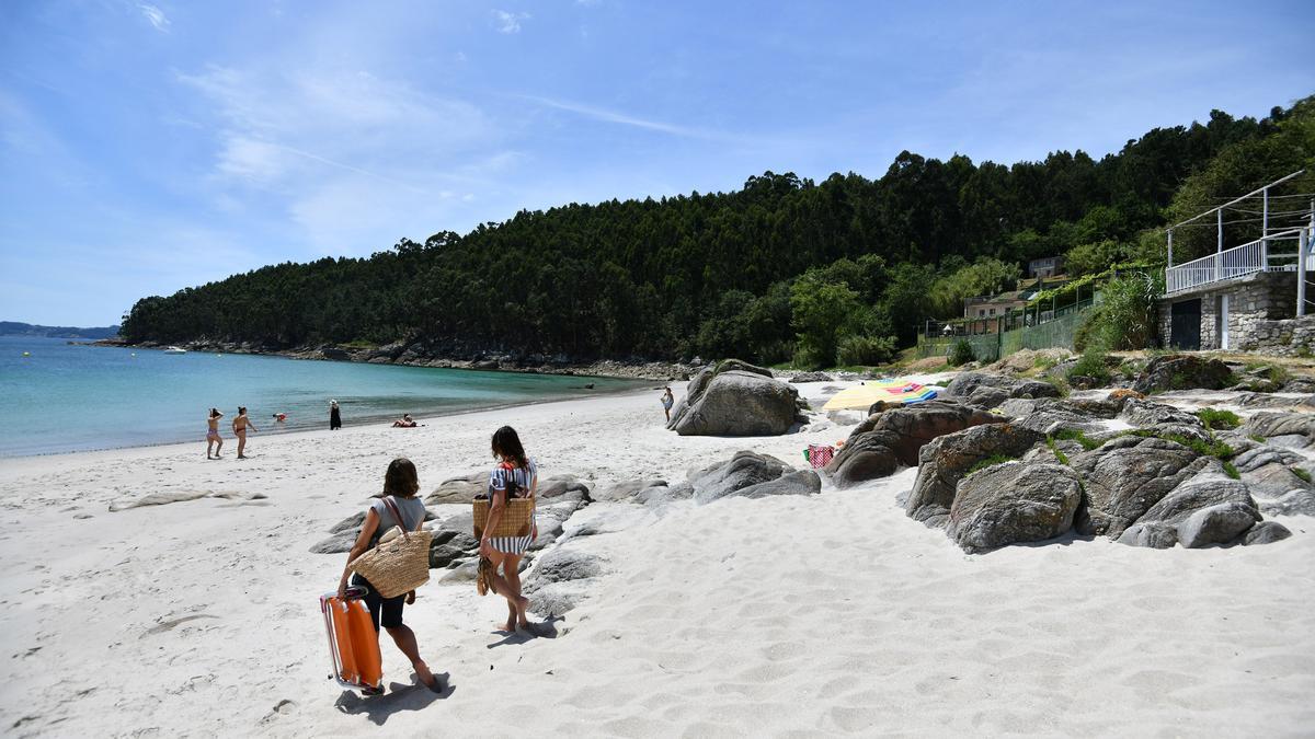 Vista de una de las playas de Pontevedra protegidas del viento del norte.