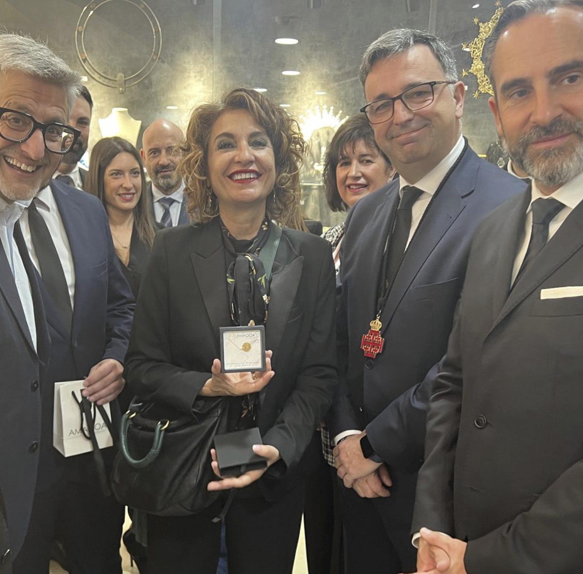 María Jeús Montero con dirigentes socialistas en su visita a las cofradías malagueñas. | @PSOEAYTOMALAGA