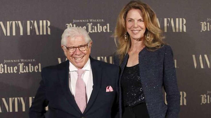 Carl Bernstein, acompañado por su esposa, Christine Kuehbeck.