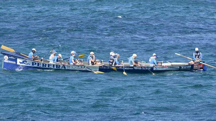 La trainera de Tirán Pereira una vez finalizó la regata de A Coruña. // Arcay/Roller Agencia