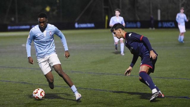 Miller, del Celta, ante un jugador del Dépor. |  Pablo H. Gamarra