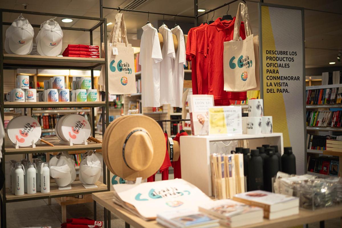 Algunos de los artículos oficiales de la visita del papa que se pueden adquirir en El Corte Inglés de la avenida Tres de Mayo.
