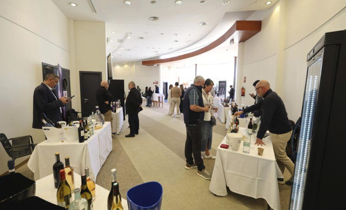 Los representantes de las bodegas ofrecieron catas de sus vinos.