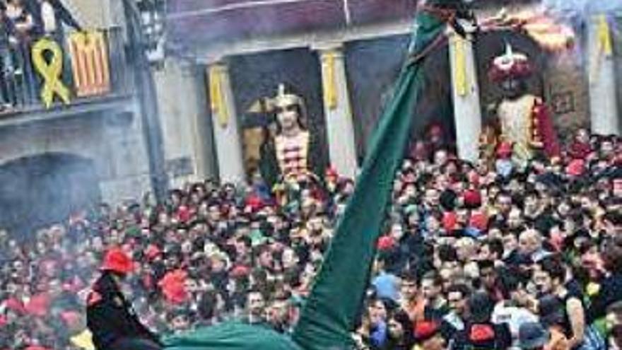 La guita grossa durant un salt a la plaça de la Patum passada