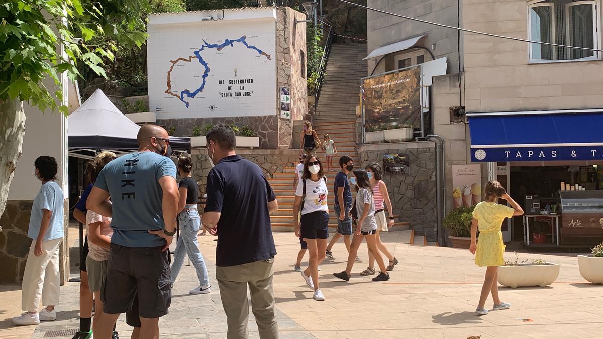 El ambiente cada fin de semana entorno a les Coves demuestra que este recurso turístico está soportando la crisis.