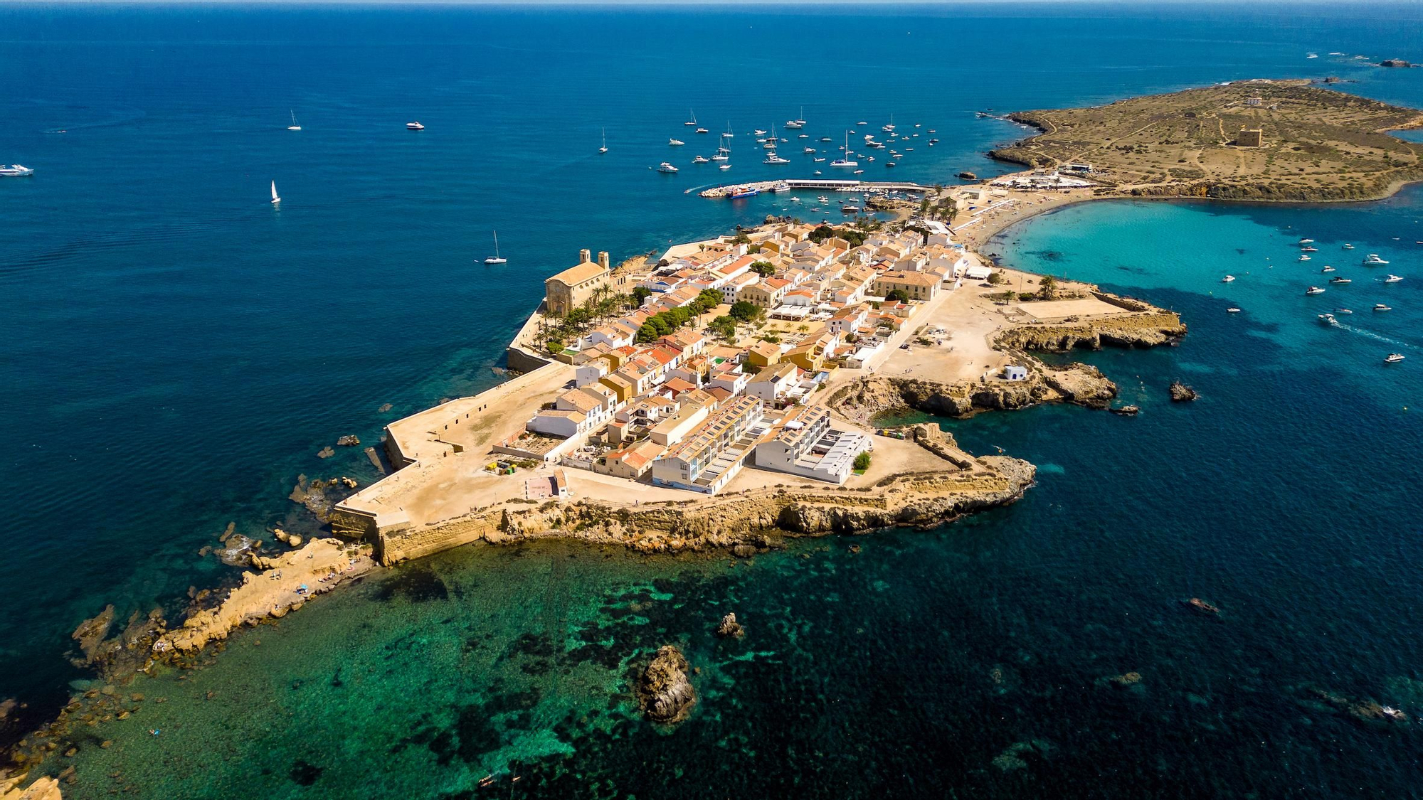 La isla habitada más pequeña del Mediterráneo está amurallada y declarada Conjunto Histórico