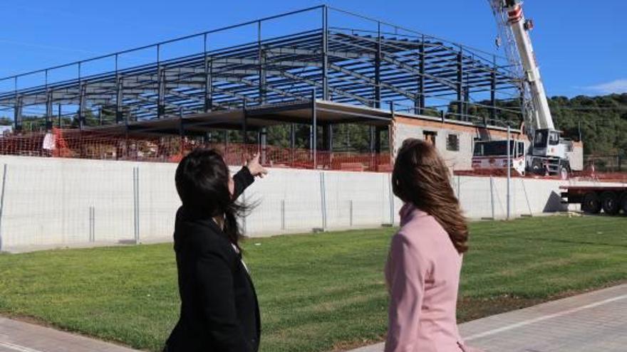 Las regidoras Inma Amat y Susi Ferrer, frente a la instalación.