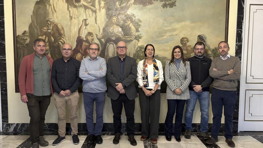 Eladio Santos con el equipo multidisciplinar del Grupo Noroeste. | FdV