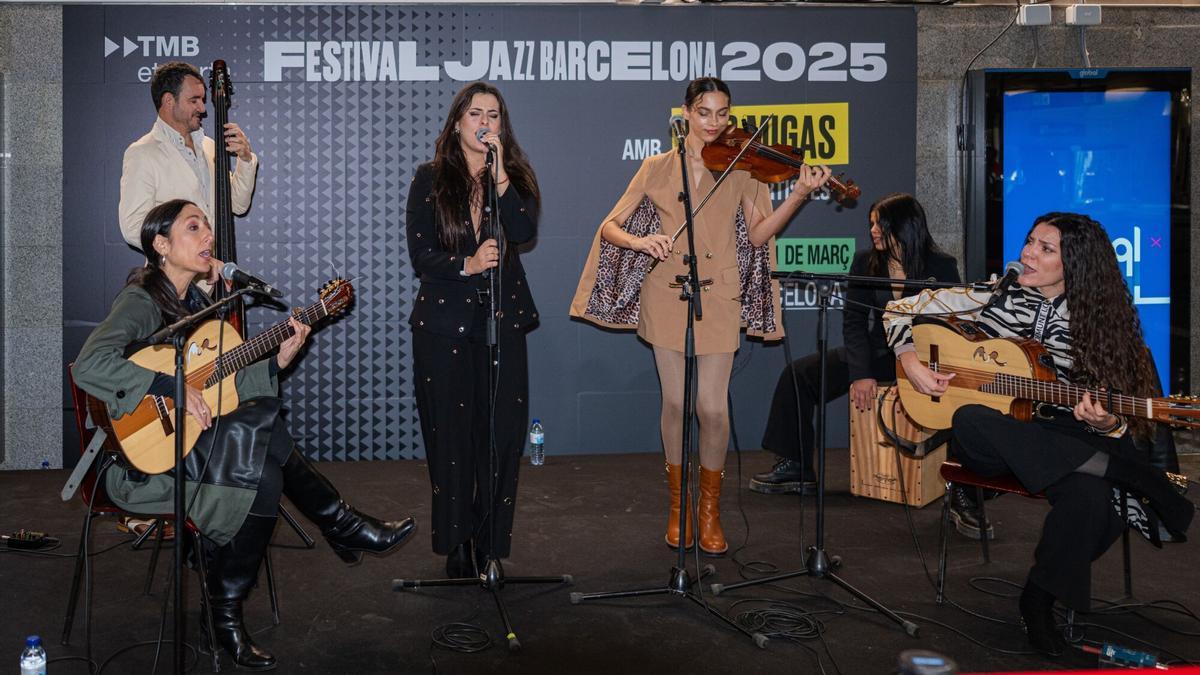 El grupo musical Las Migas durante un concierto sorpresa en la estación de metro de Diagonal, a 19 de noviembre de 2025, en Barcelona
