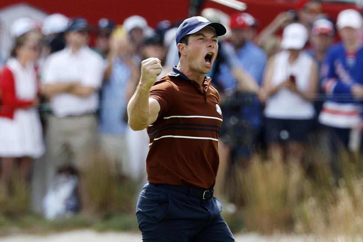 Hovland celebra un punto durante la segunda jornada, en los foursomes matinales