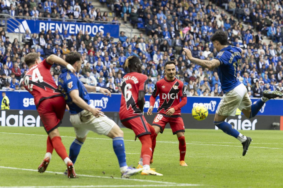 Las imágenes del partido entre el Real Oviedo y el Rayo Vallecano en el ...