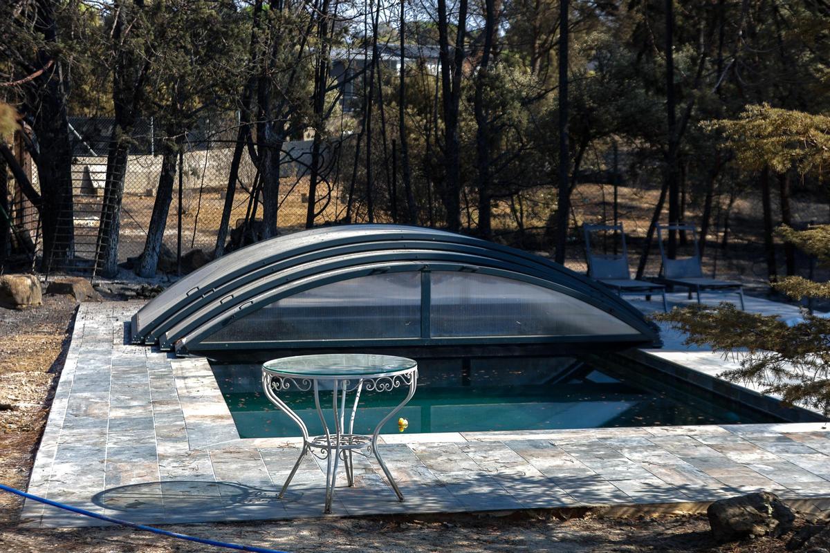 La piscina de Juan, rodeada de ceniza.