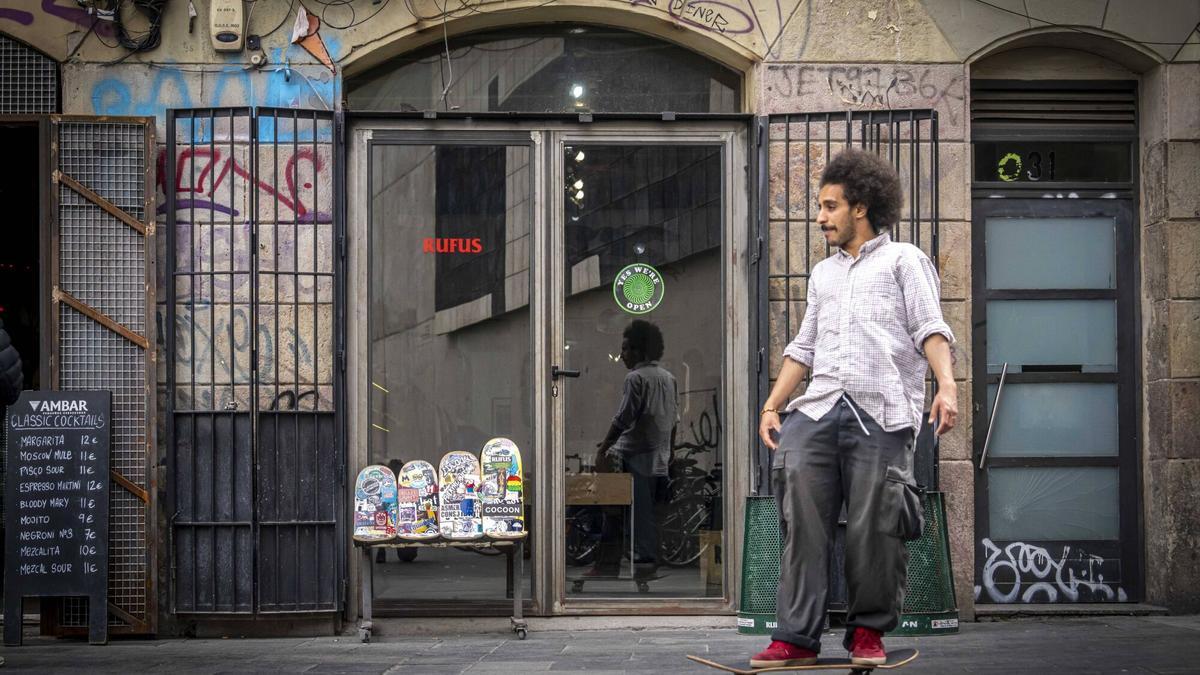 Una tienda especializada en 'skate', en la calle de Ferlandina, junto a la plaza dels Àngels.