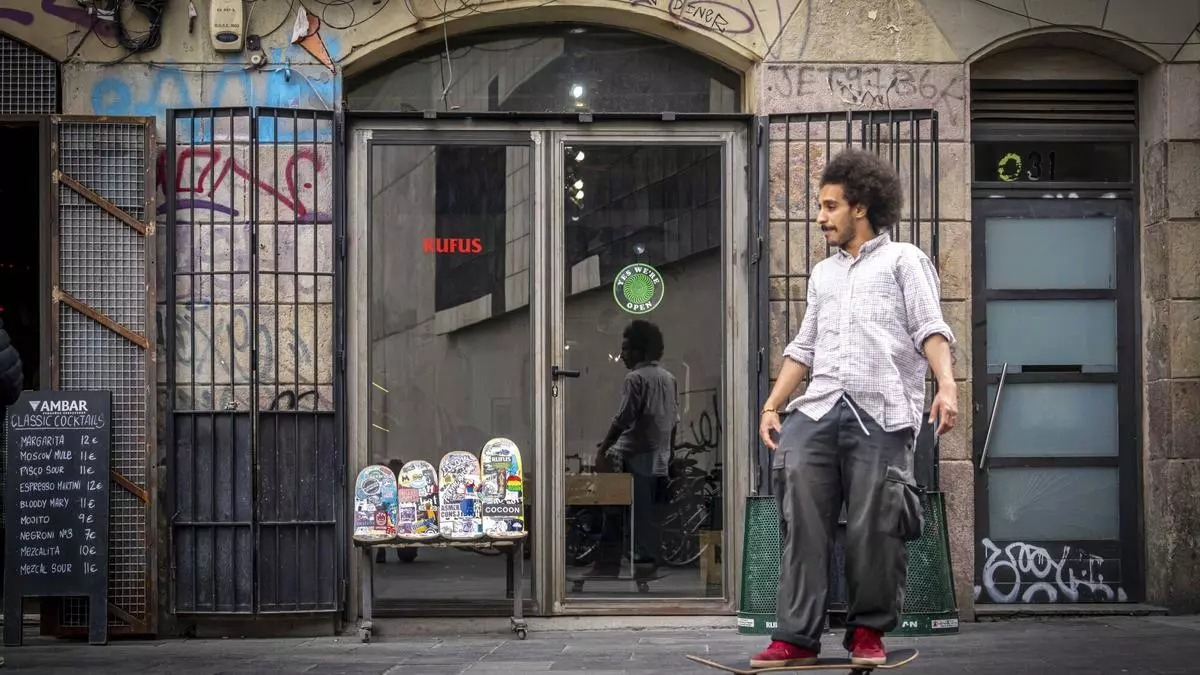 El comercio del Raval reivindica 'skaters' en la futura plaza dels Àngels para preservar una treintena de negocios