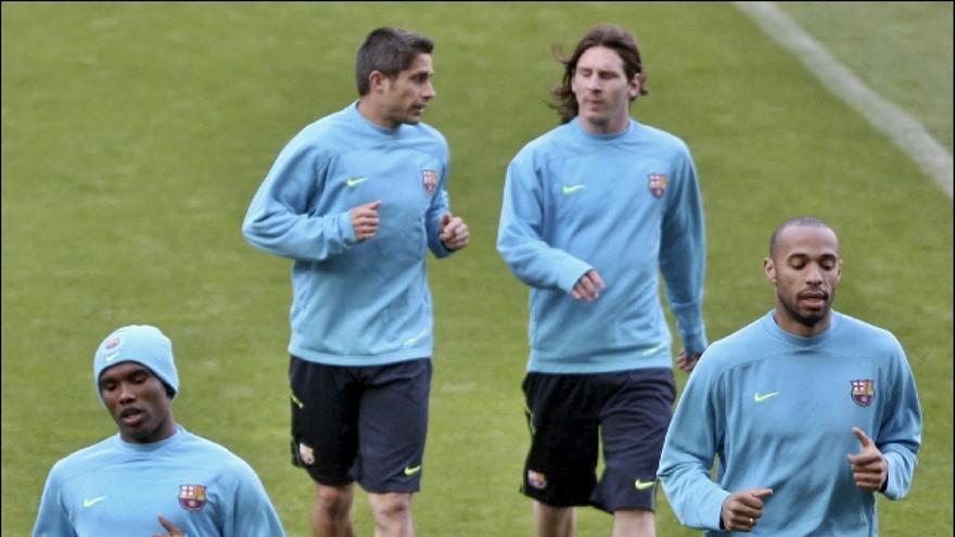 Los jugadores del F.C.Barcelona, Samuel Eto o, Sylvinho, Leo Messi y Thierry Henry, durante uno entrenamiento