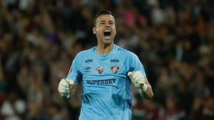 Fábio celebrando uno de los goles en su partido récord