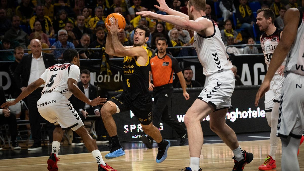 Fitipaldo penetra a canasta en una acción del partido Canarias-Bilbao.