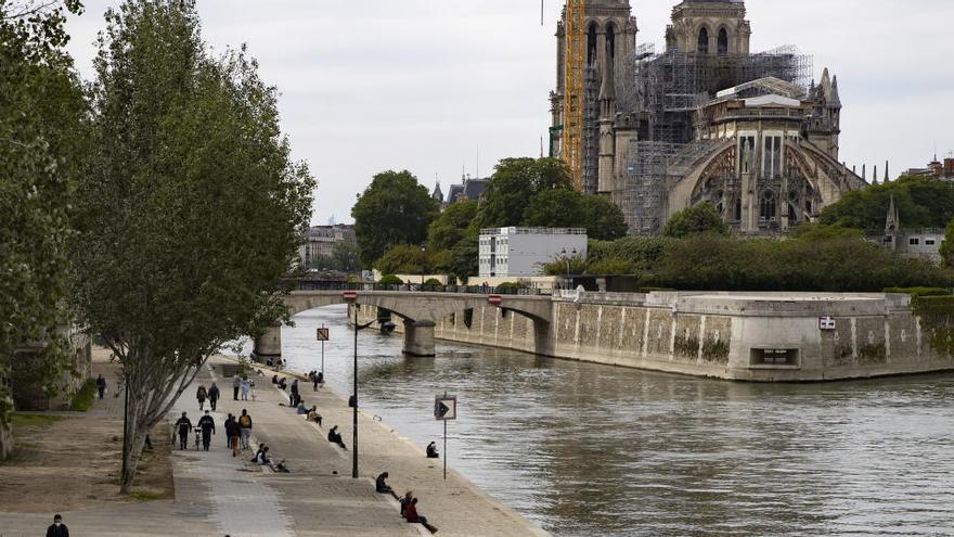 Parisinos caminando junto al Sena.