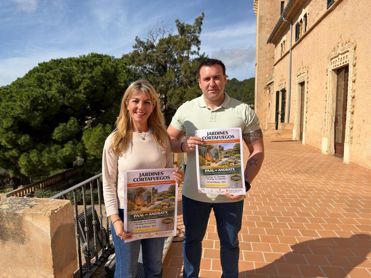 Estefanía Gonzalvo, alcaldesa de Andratx; y Antoni Nicolau, regidor de Medio Ambiente y Protección Civil, con el cartel de la presentación del Plan de Actuación de Ámbito Local contra Incendios Forestales.
