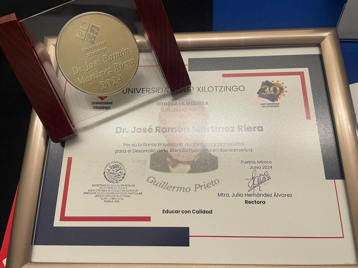 El profesor José Ramón Martínez Riera recibe la Medalla Guillermo Prieto de la Universidad CUP de Xilotzingo de México