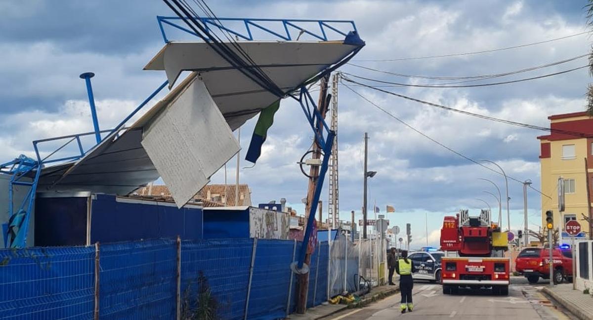 El gran panel de una atracción de la feria que ha derribado el viento
