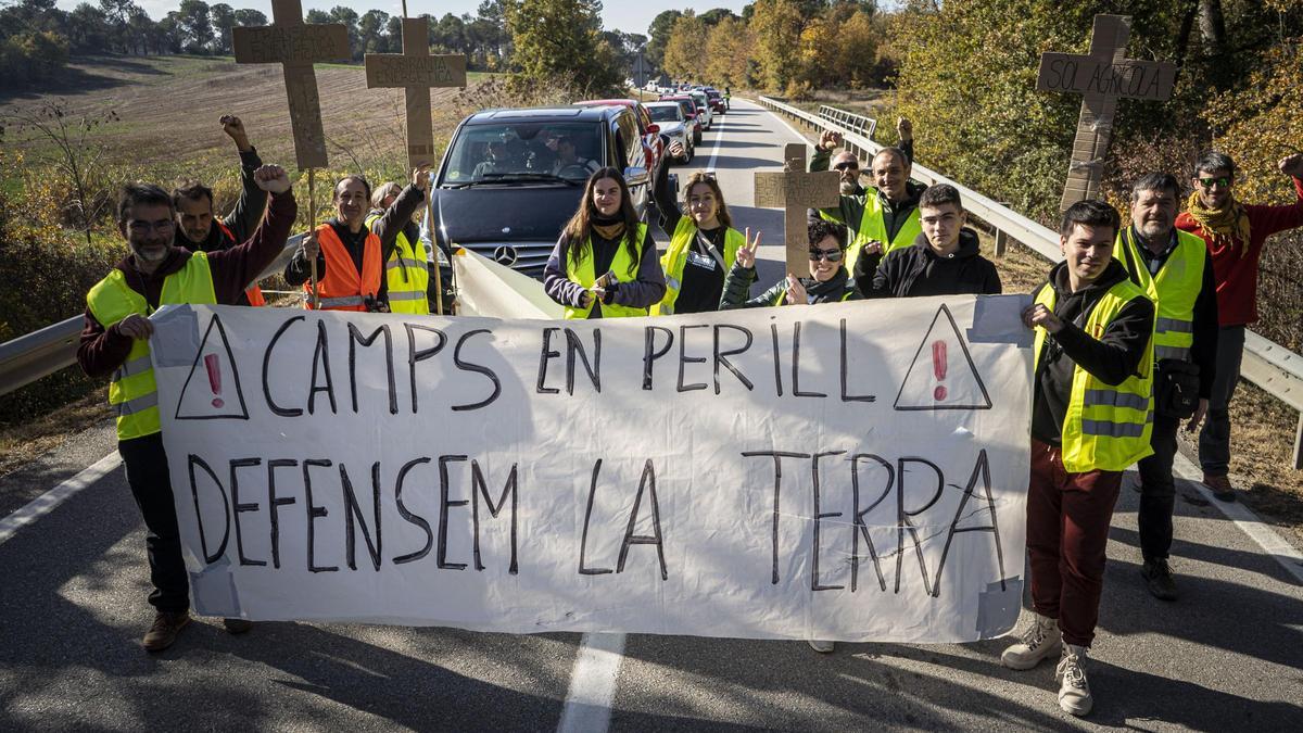 Entitats ecologistes van tallar la carretera a Calders contra els macroprojectes energètics