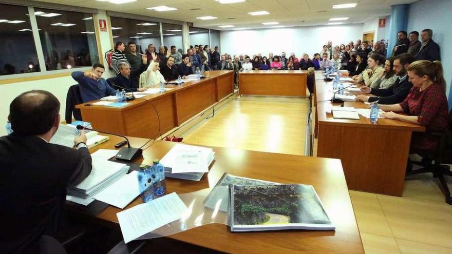 La corporación municipal de Salceda de Caselas y público, durante el pleno del Plan Xeral. // A. Hernández