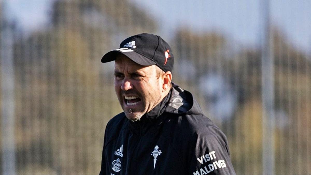 Eduardo Coudet, enérgico, durante un entrenamiento del Celta en Mos. |  // RCCV